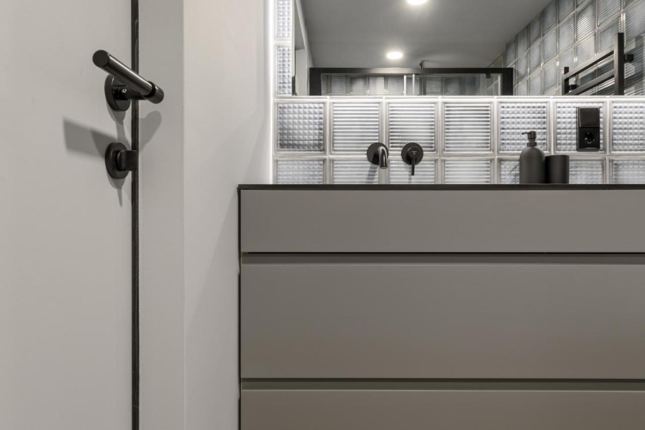 Ivis House Modern Apartment In Vilnius Old Town With Balcony Вильнюс Экстерьер фото